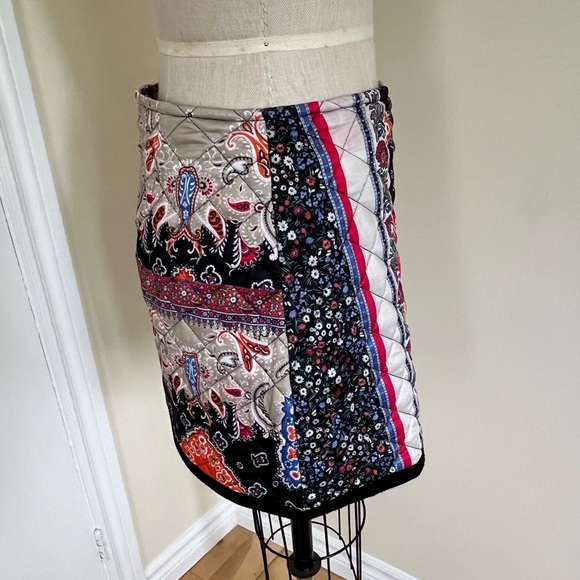 Zara| Vibrant quilted mini skirt featuring a paisley patchwork design. - Picture 3 of 11